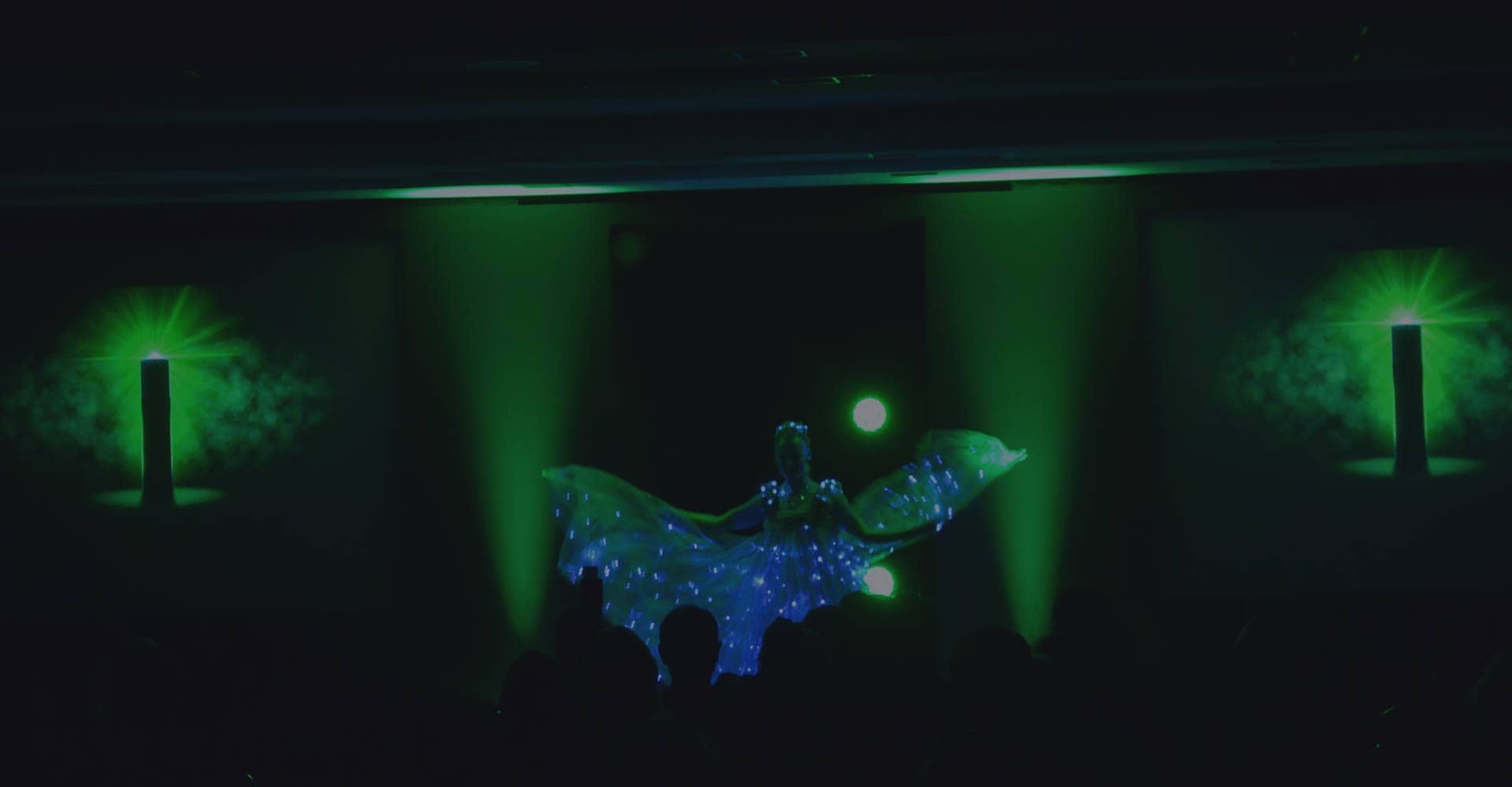 Bühnenshow mit Tänzerin und Lichteffekten