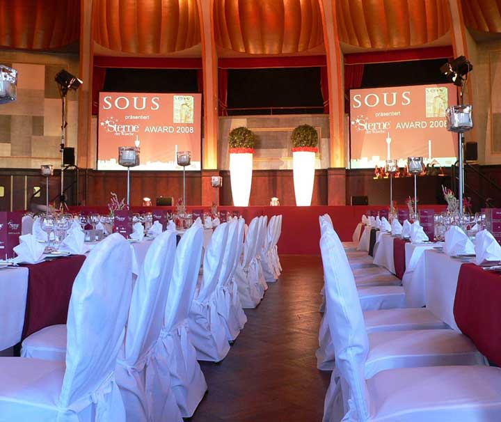 Dekorierter Festsaal mit Bühne beim Sous Event