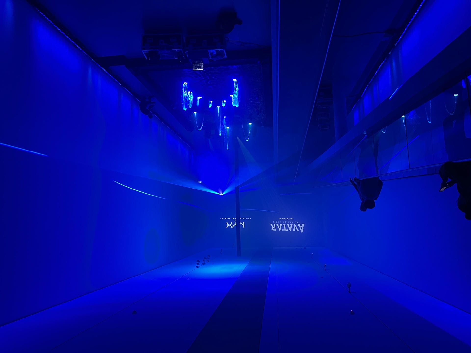 Begehbarer Lichttunnel mit blauer Illumination und Wasserfontänen für die Avatar x NYX Professional Makeup Brand Experience