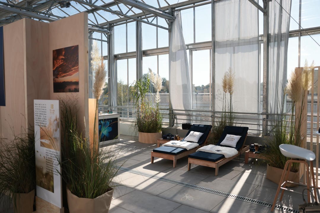 Loungebereich mit Liegen für die Manuka Health Brand Experience in einem lichtdurchfluteten Gewächshaus