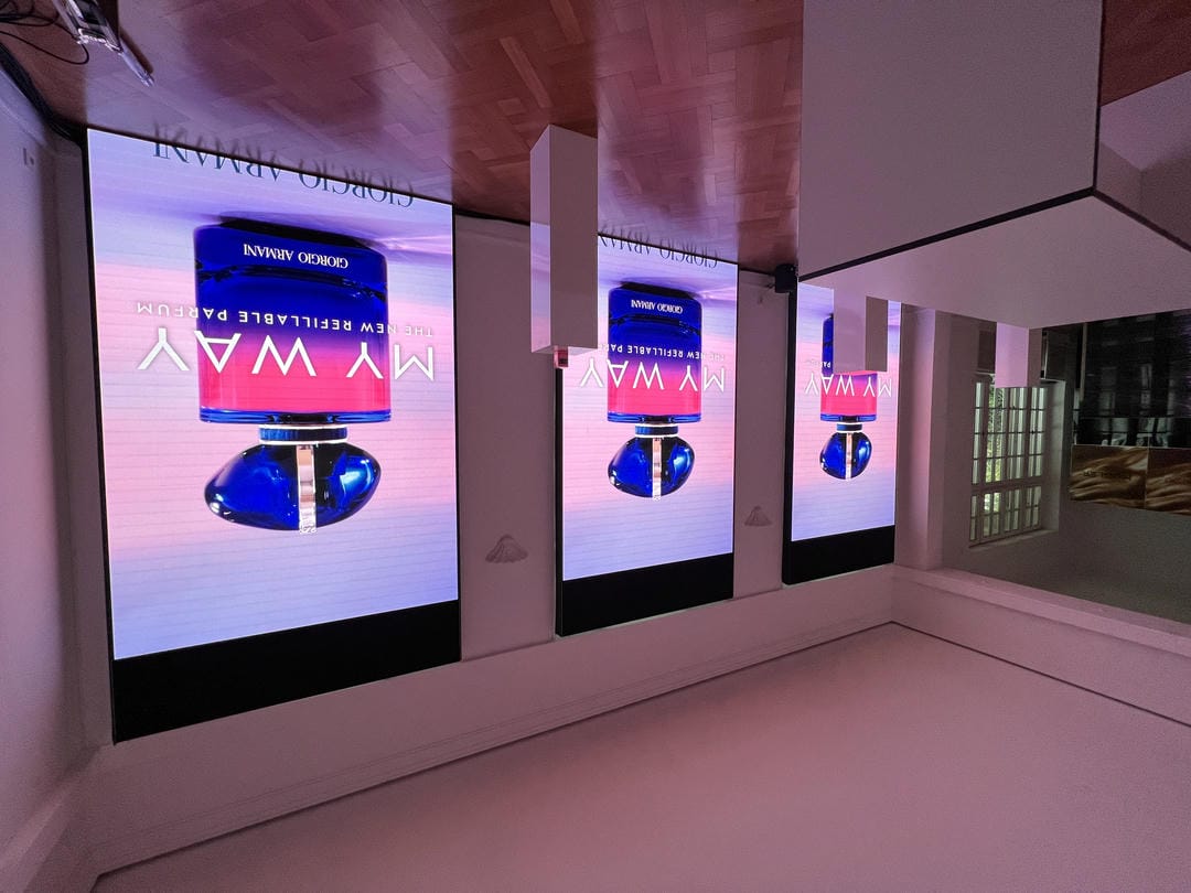 Großformatige LED-Screens mit Kampagnenmotiv für die Giorgio Armani My Way Parfum-Präsentation