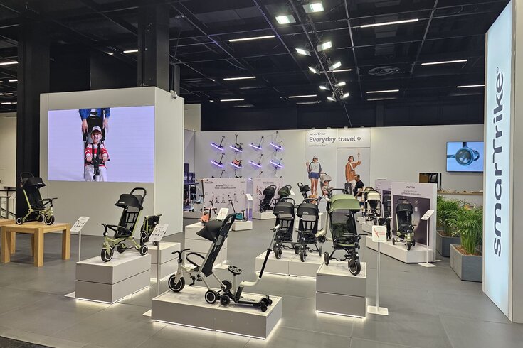 Messestand smarTrike mit Produktpräsentation und LED-Wand