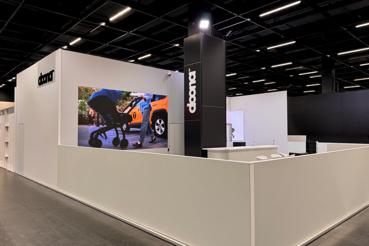 Messestand Doona mit großflächiger Wandgrafik