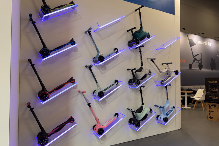 Messestand smarTrike mit beleuchteter Produktwand