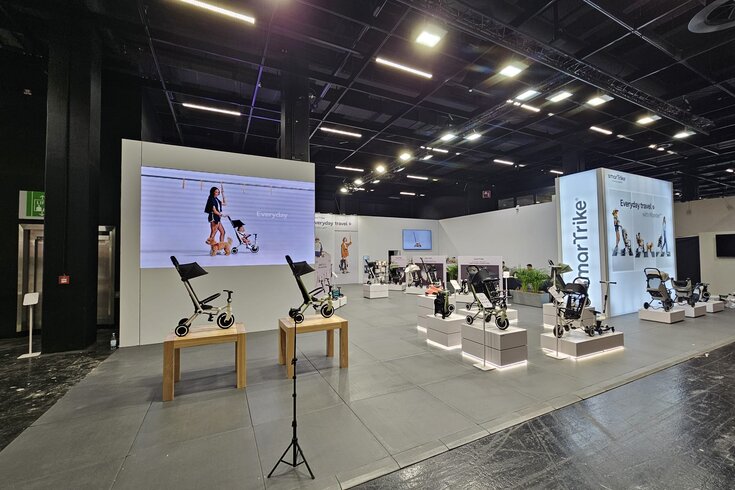 Messestand smarTrike mit LED-Wand und Produktpodesten