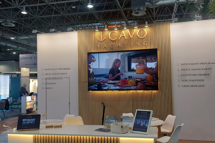 Messestand CAVO Yachting mit Holzlamellenwand und Bildschirm