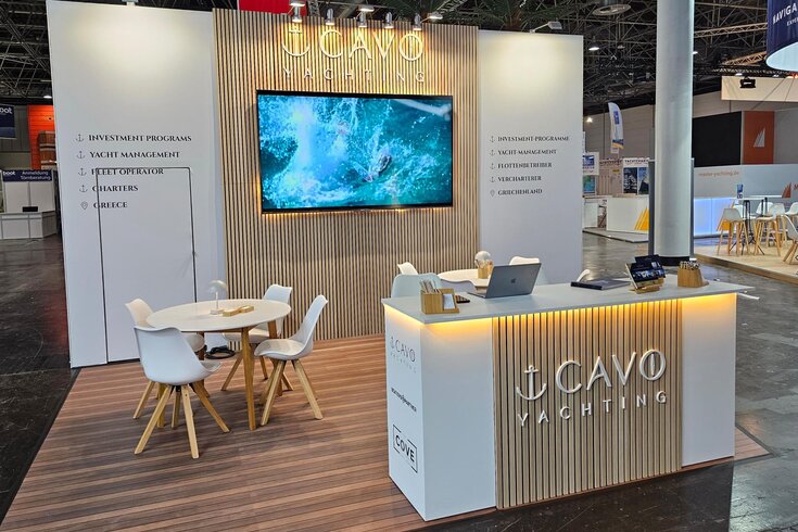 Messestand CAVO Yachting mit Sitzbereich und Empfangstheke