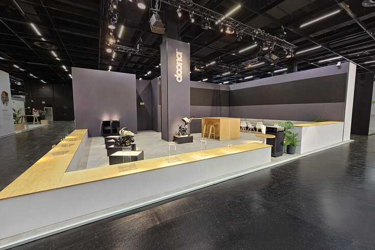 Messestand doona mit erhöhter Präsentationsfläche
