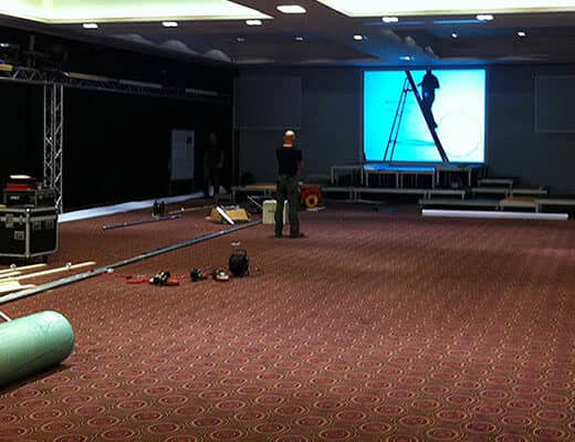 Aufbau der Bühne im Veranstaltungsraum