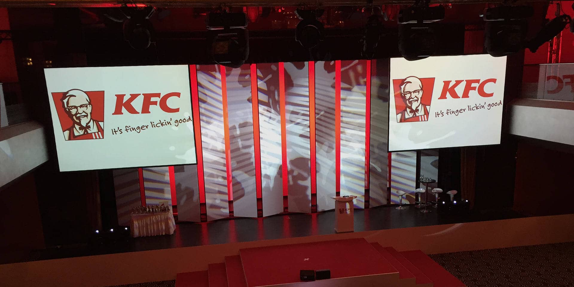 KFC Bühne mit beweglichen Paneelen und spezieller Beleuchtungstechnik